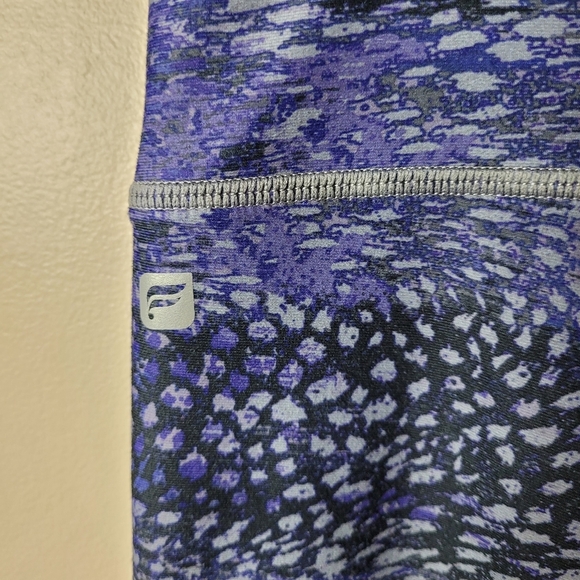 Fabletics yoga leggings purple animal print with mesh material size M - Picture 5 of 9